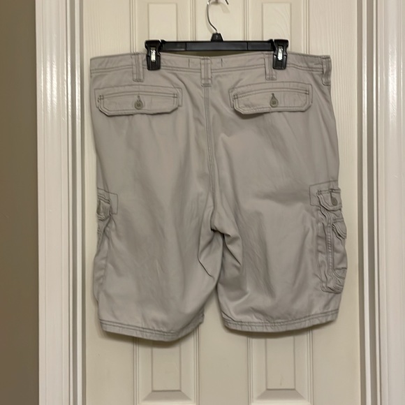 EUC Lee cargo shorts. Only worn once. - Picture 2 of 2